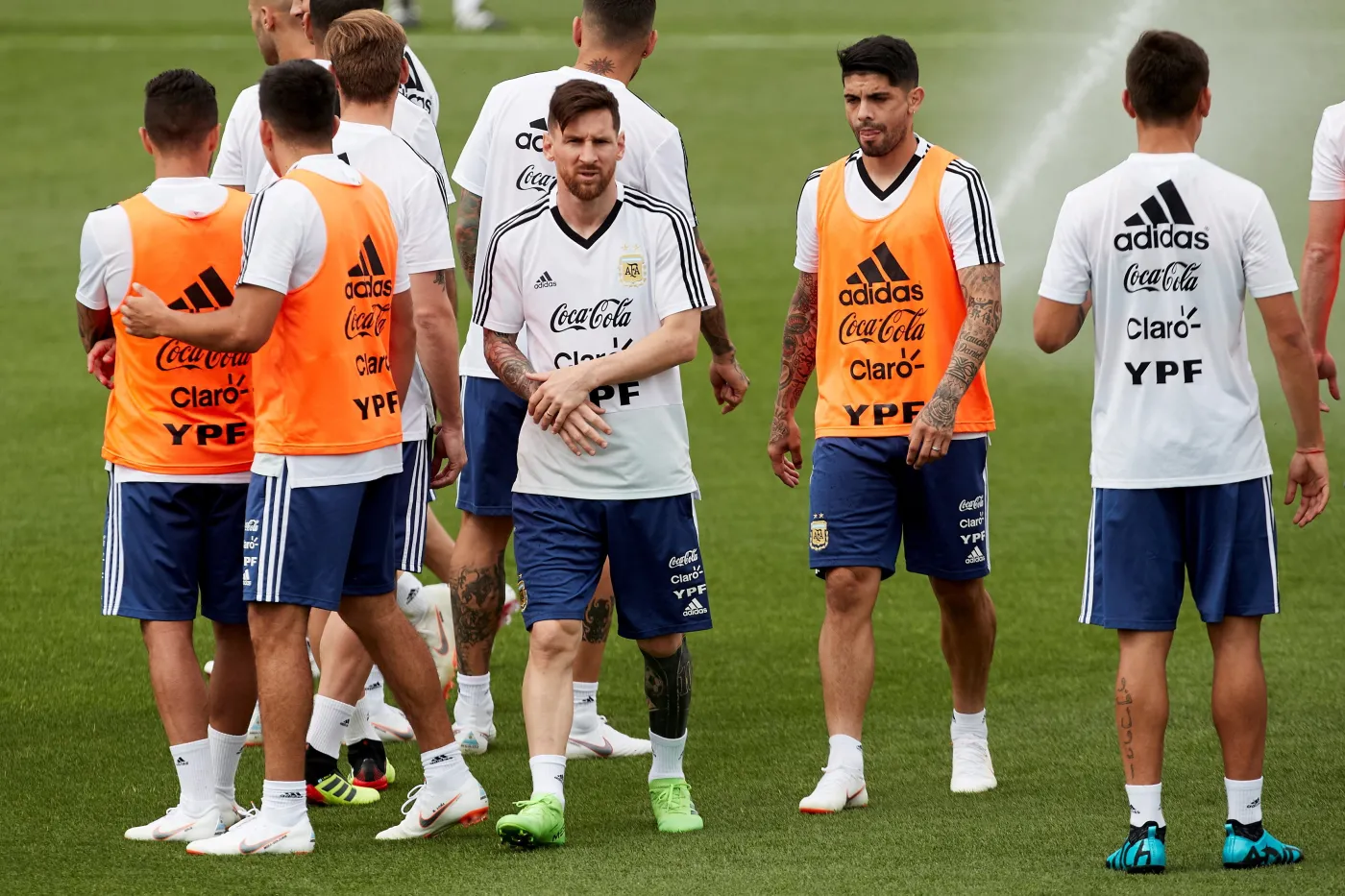 Lionel Messi (w środku)