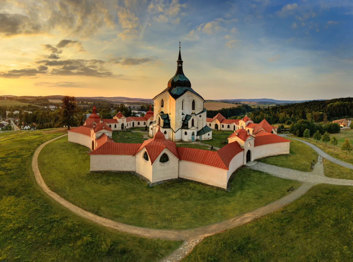 11054100-r-nad-sazavou-kosciol.jpg