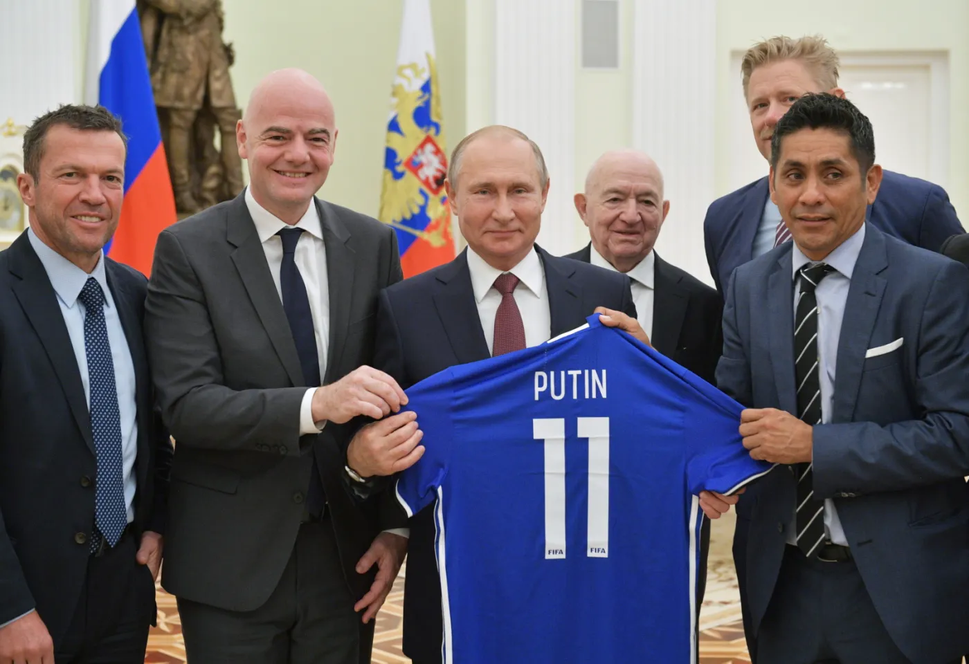 Władimir Putin (w środku)