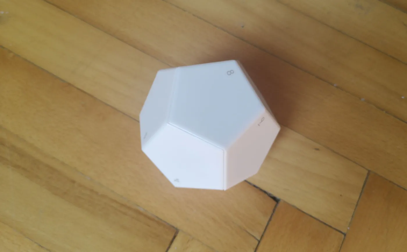 Przerośnięta kostka do gry. Oto pilot do podświetlanych paneli ściennych Aurora Nanoleaf