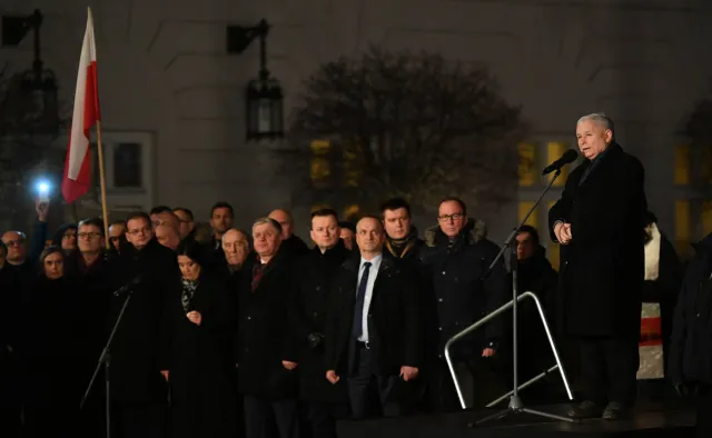 "Pomnik smoleński będzie na 10 kwietnia; skończą się miesięcznice w obecnej formie"