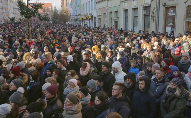 Policja: Uroczystości pogrzebowe Pawła Adamowicza przebiegły spokojnie. Wzięło w nich udział 45 tys. ludzi