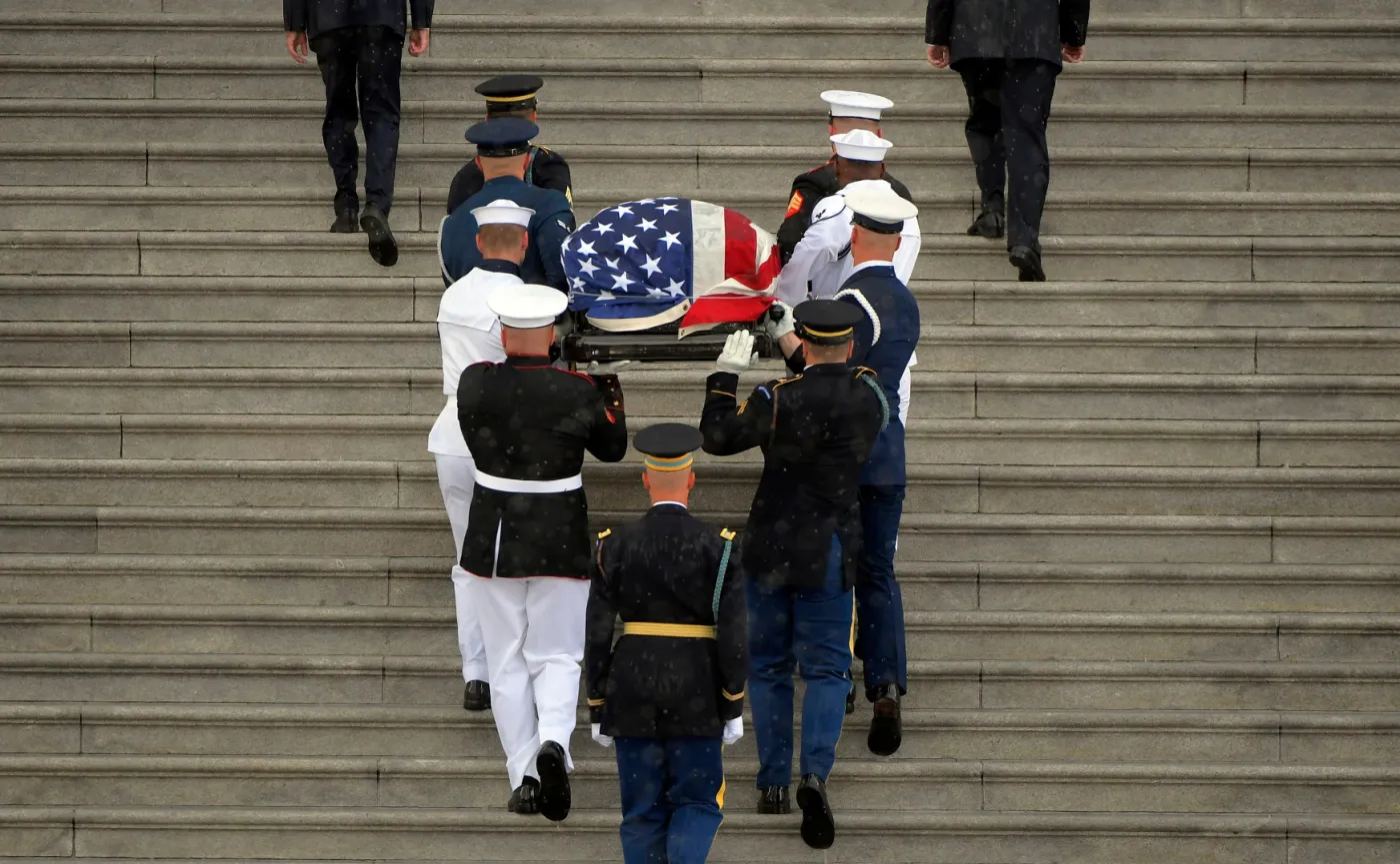 11361198-john-mccain-pozegnanie.jpg
