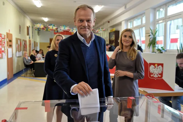 Wałęsa w bluzie z napisem "Konstytucja", Kaczyński z obstawą. Wybory samorządowe 2018 [GALERIA]