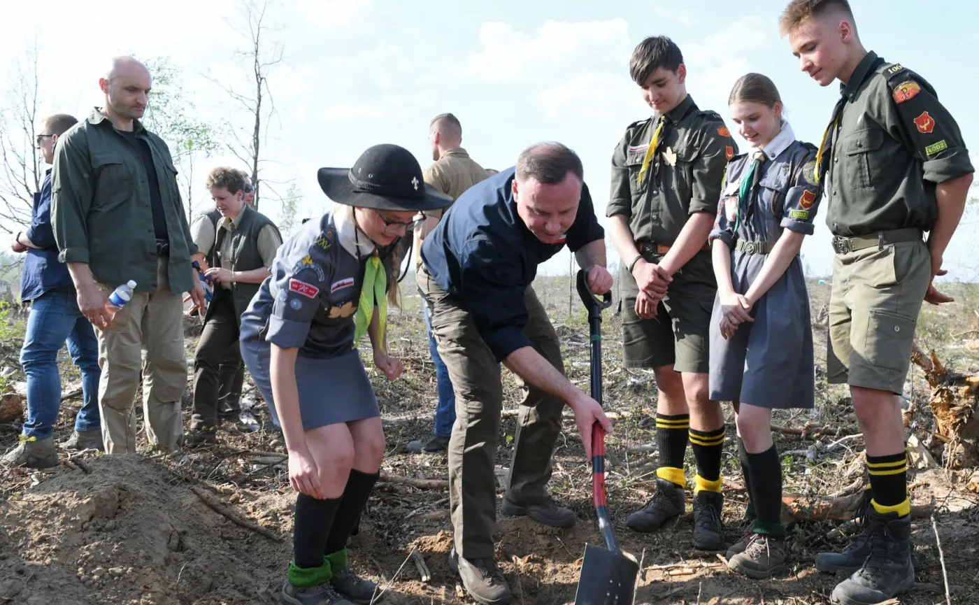 Prezydent i pierwsza dama sadzili drzewa. To akcja Lasów Państwowych [FOTO]