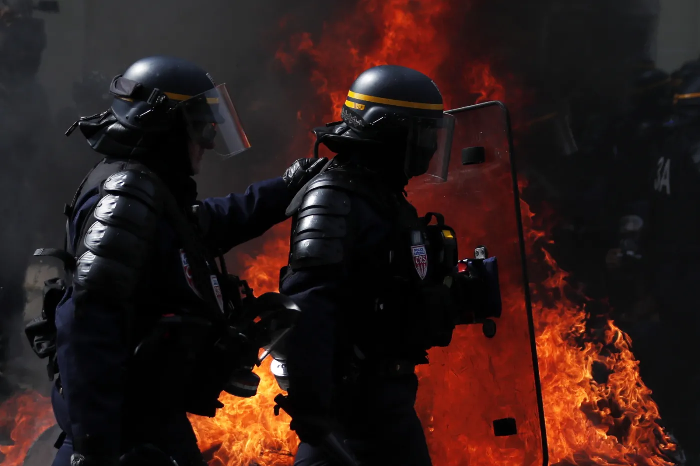 Zamieszki w Paryżu. Demonstranci rzucali butelkami i kamieniami, policja odpowiedziała gazem łzawiącym. FOTO