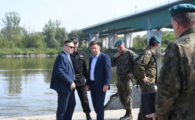 Na moście pontonowym budują rurociąg. "Jeżeli uda się nam rozpocząć pompowanie nieczystości w piątek, to będzie to mistrzostwo świata"