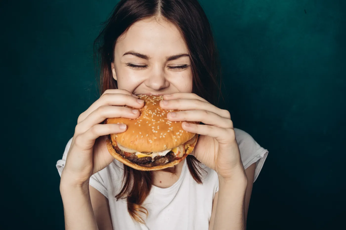 Nastolatka je hamburgera