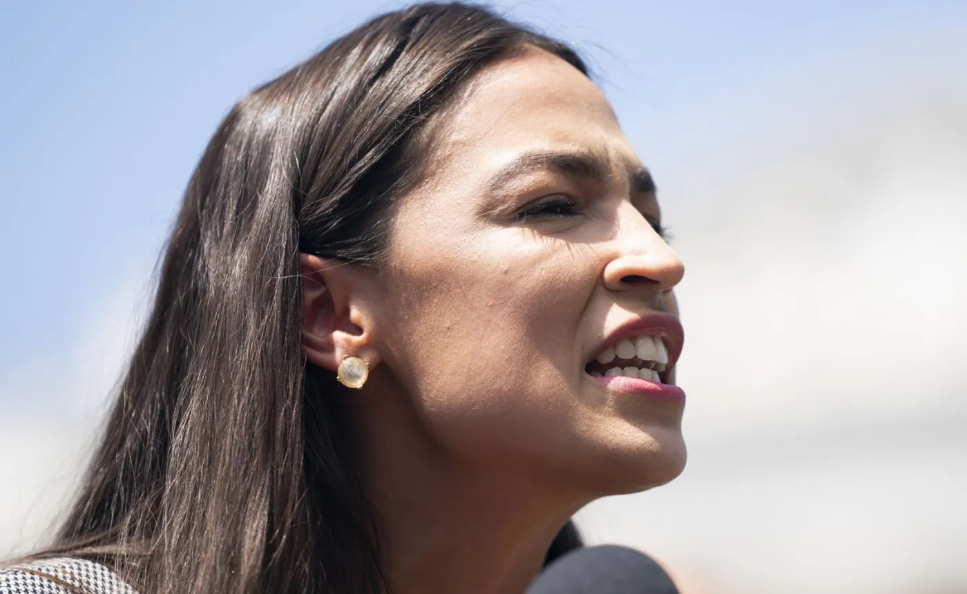 Ocasio-Cortez nieugięta. Po raz kolejny odrzuciła zaproszenie do odwiedzenia byłych nazistowskich obozów