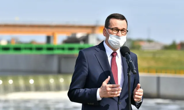 Premier zachęca: Wracajmy do restauracji i polskich hoteli
