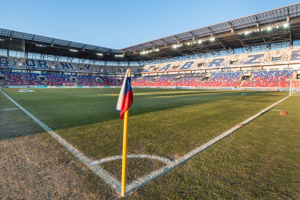 Ekstraklasa po nowemu: "Strefa zero" i 24 piłki. Kiełbaski na meczu nie zjemy