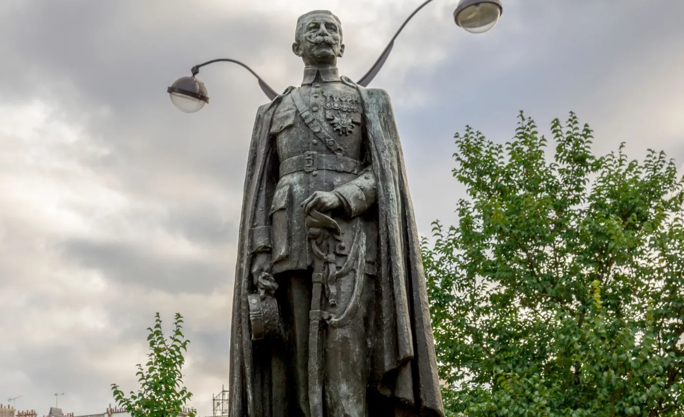 Dwa paryskie pomniki oblano farbą. Oba budzą skojarzenia z niewolnictwem i kolonializmem