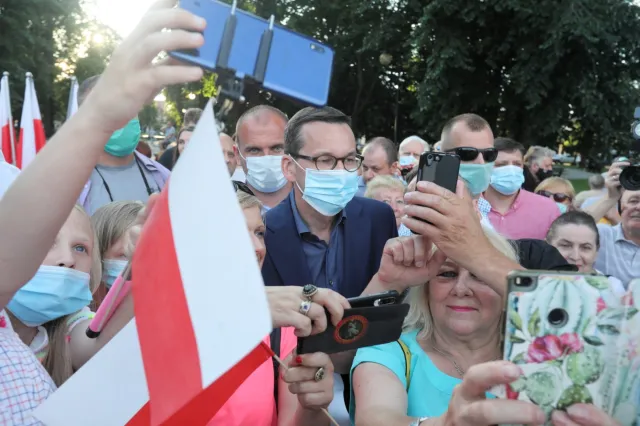 Morawiecki bije w PO: Spokojnych ludzi zgarniano w ramach akcji "widelec"