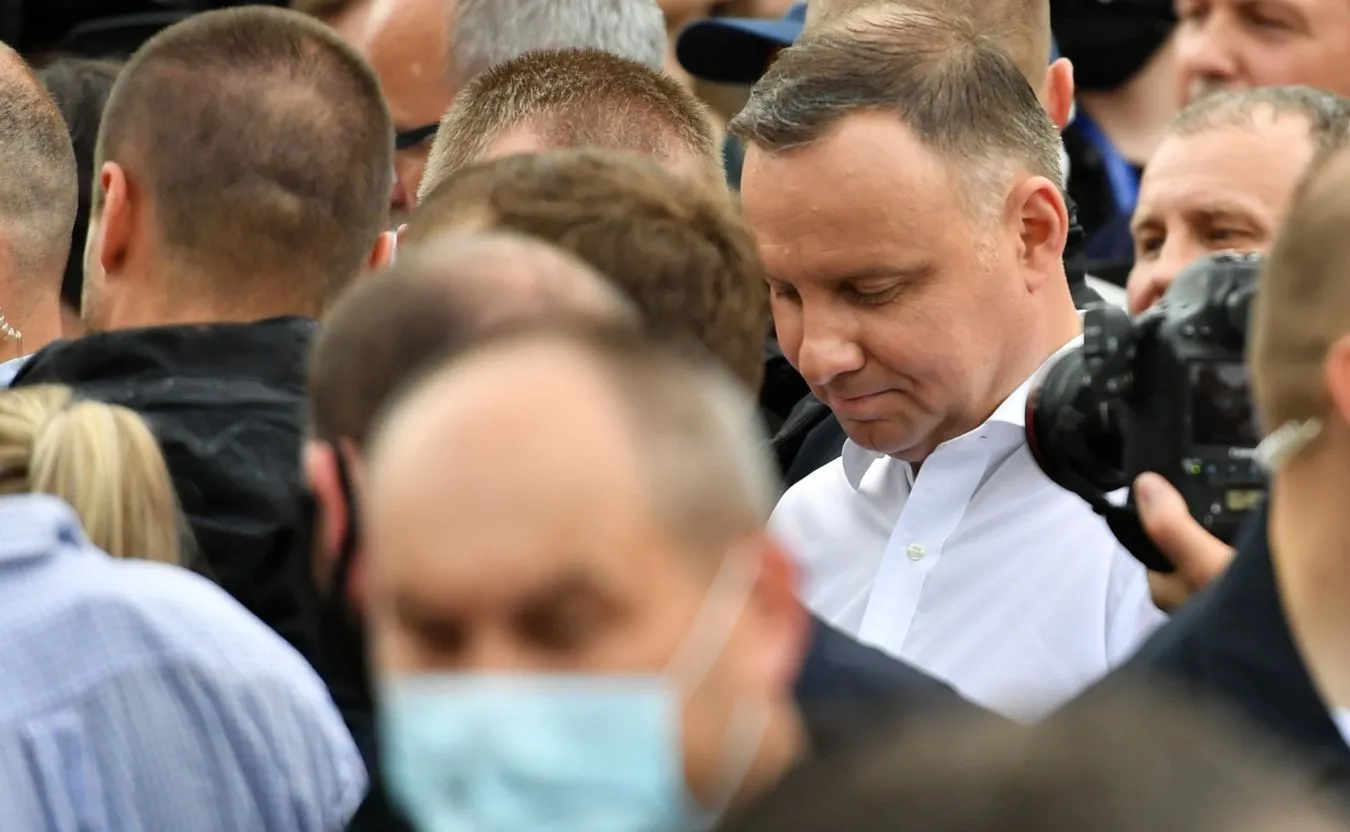 Duopol, kurszczyzna, szczucie i wirusy. Co zdominowało kampanię?