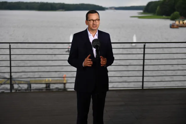 Morawiecki o adopcji dzieci przez pary jednopłciowe: Trzaskowski kłamie i nie poznaje własnych poglądów