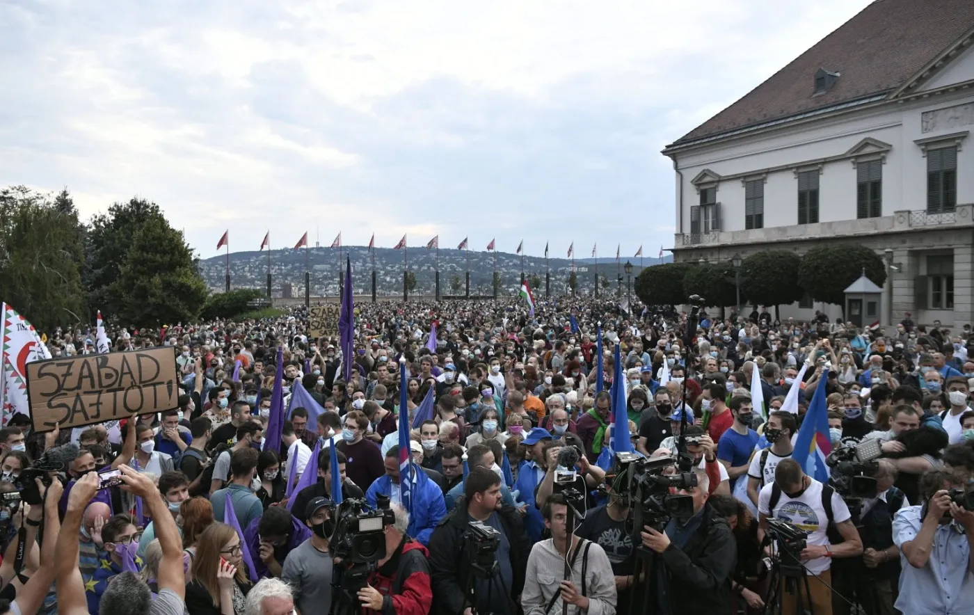 Tłumy na demonstracji w Budapeszcie. W obronie wolnych mediów
