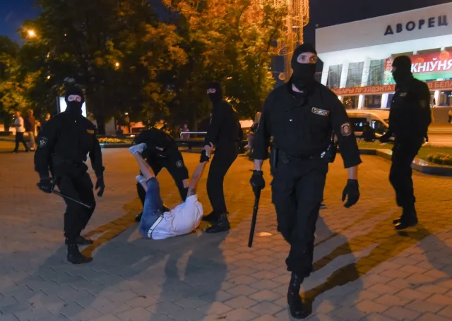 Barykady w Mińsku. W innych miastach funkcjonariusze nie chcą walczyć z demonstrantami