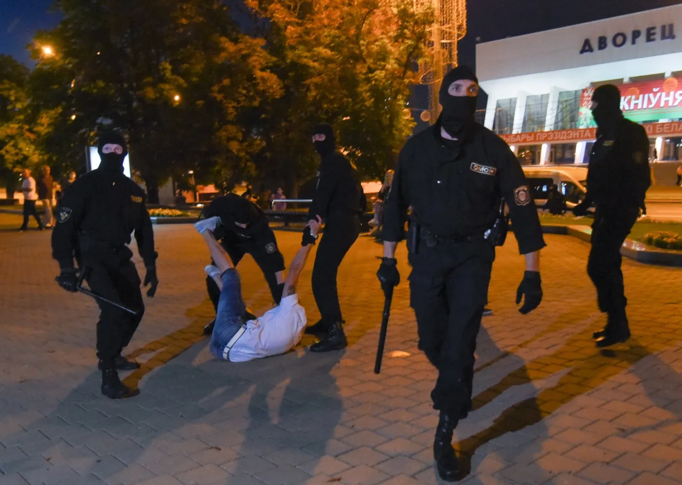Barykady w Mińsku. W innych miastach funkcjonariusze nie chcą walczyć z demonstrantami