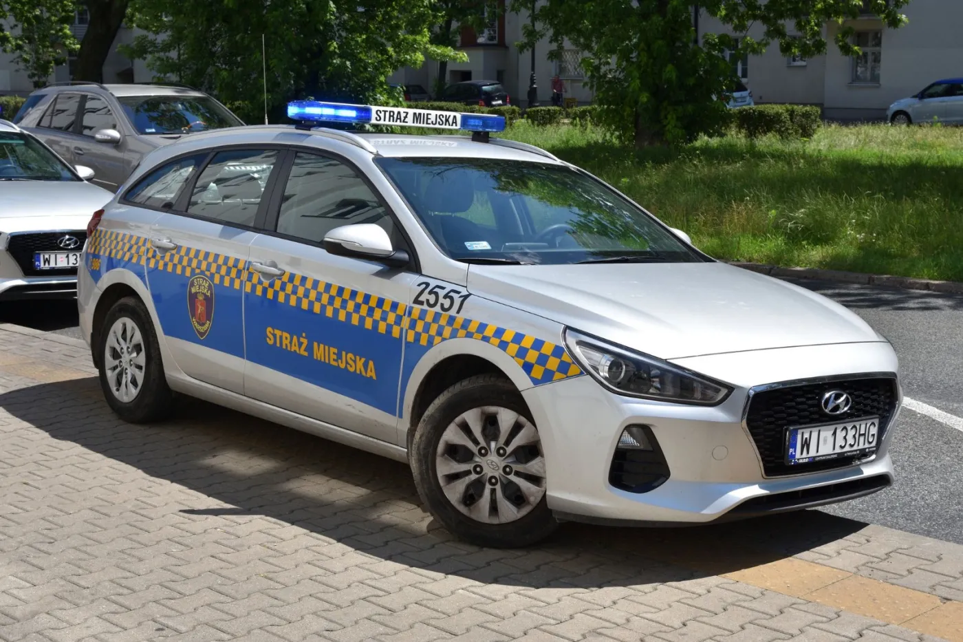 Warszawscy strażnicy uratowali 2-latkę z nagrzanego auta. Matka tłumaczyła się wizytą w urzędzie