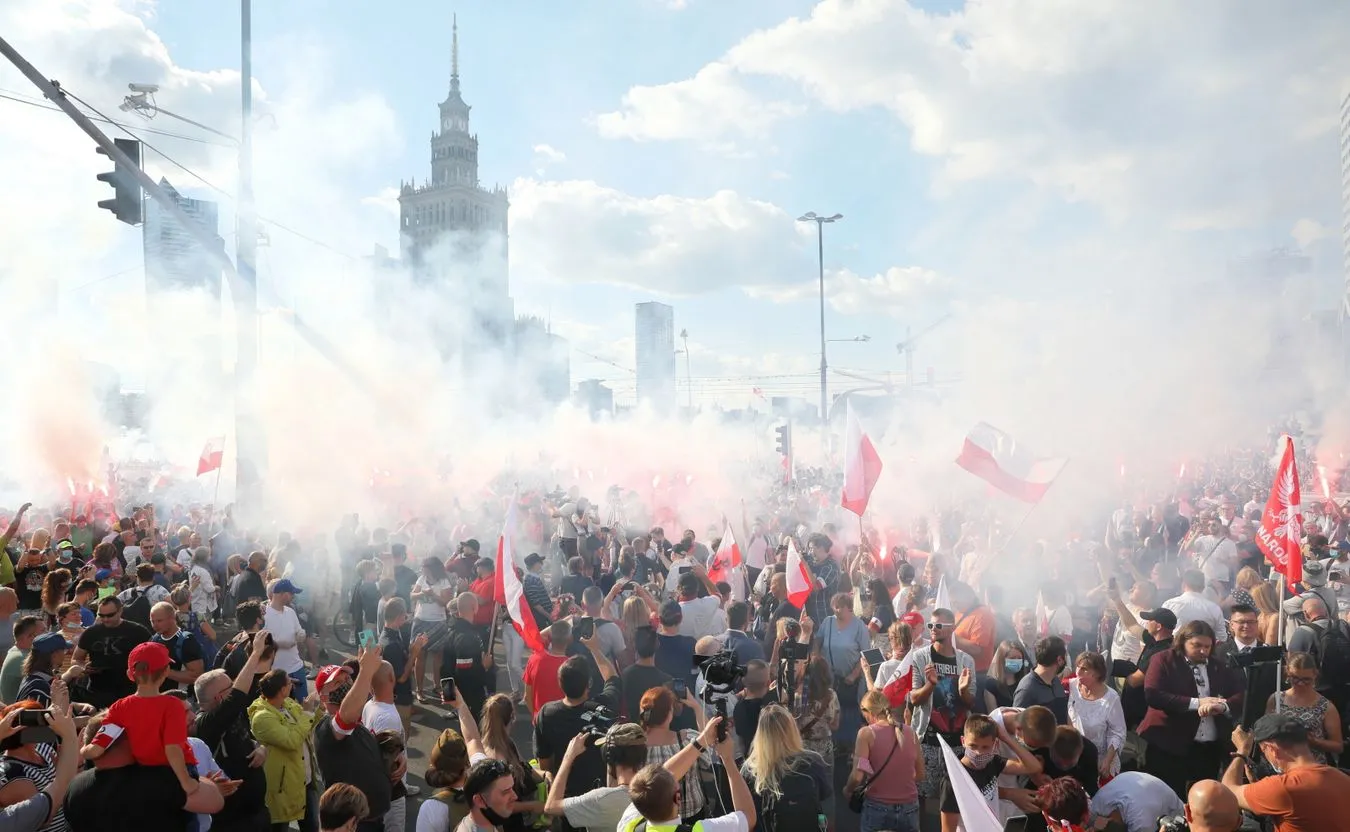 Tak stolica w godzinę "W" oddała hołd powstańcom warszawskim. ZDJĘCIA I WIDEO