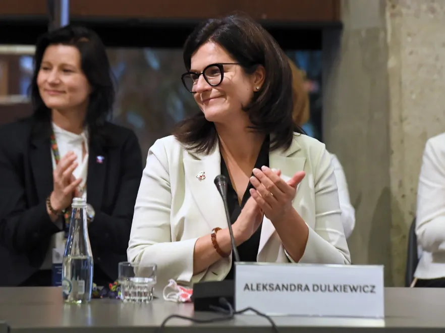 Aleksandra Dulkiewicz w stylizacji mocno inspirowanej Melanią Trump. Udana replika?