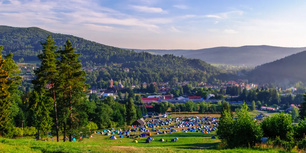 Bieszczady: Słoneczna pogoda sprzyja turystom; w góry wychodzimy wcześniej
