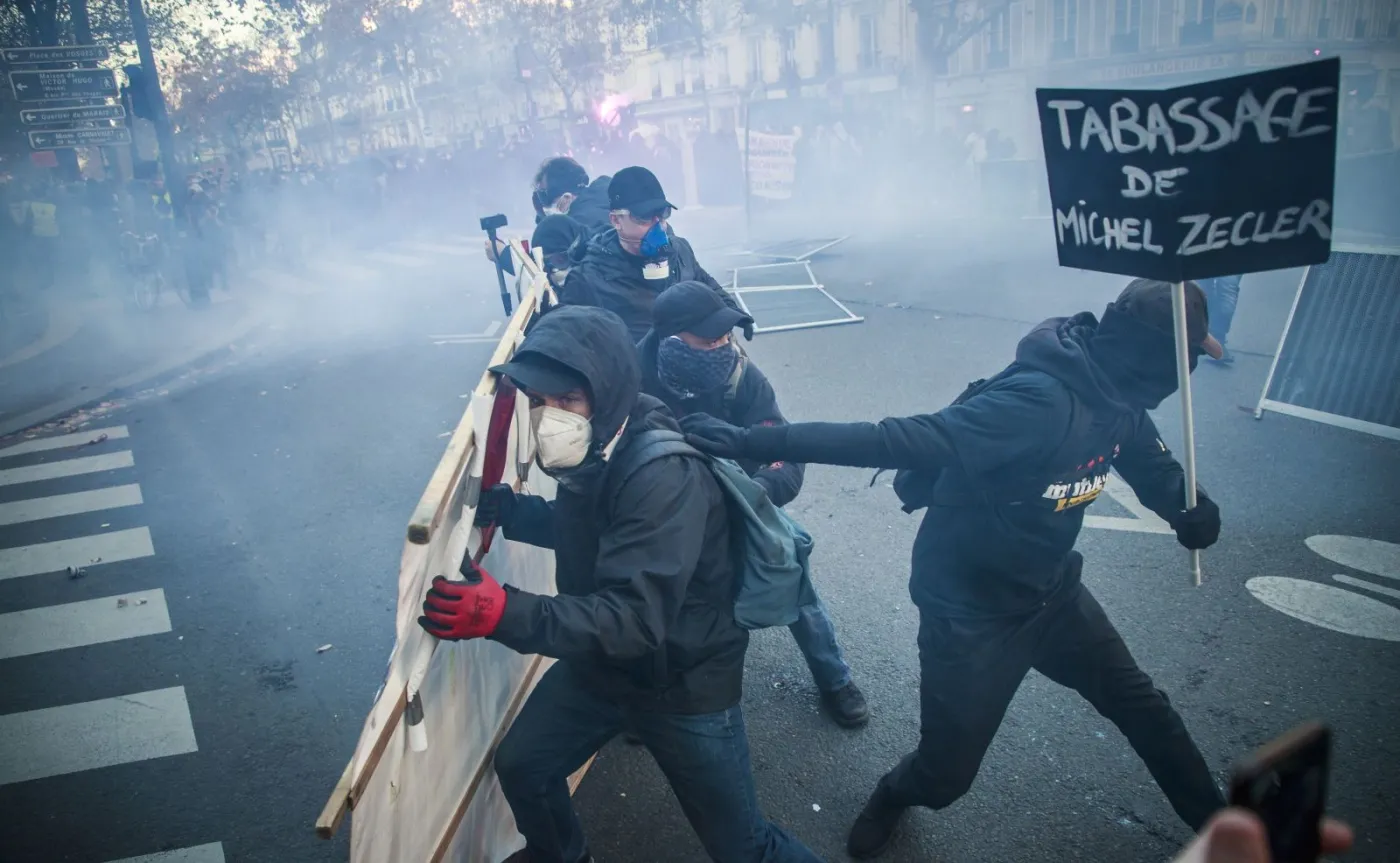 Demonstranci w Paryżu