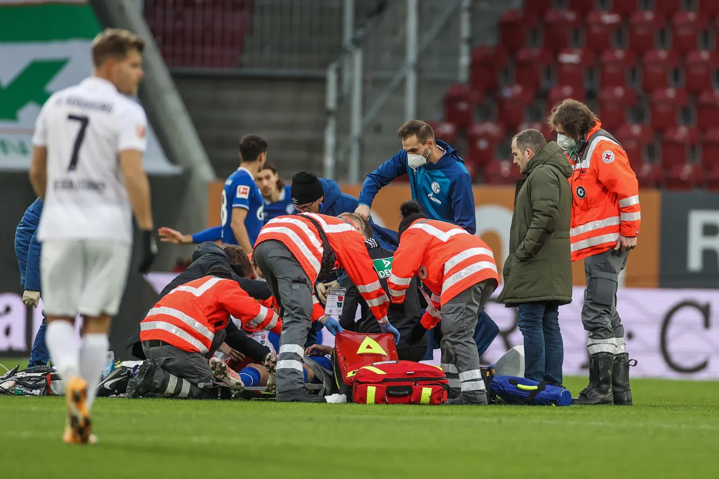 Nieprzytomny piłkarz Schalke na boisku podłączony do kroplówki