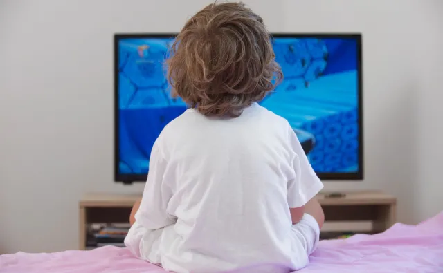 Rodzice są bardziej zestresowani, gdy ich dzieci oglądają telewizję. Dlaczego?