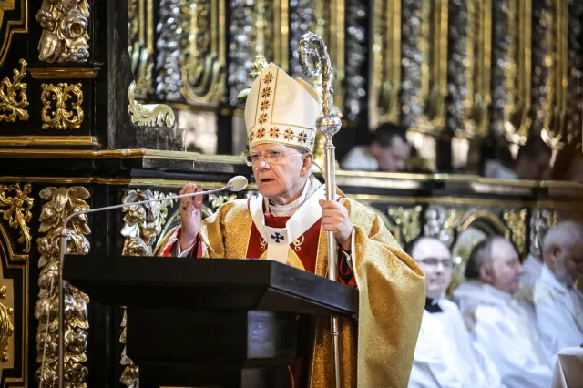 Rośnie liczba apostazji. Abp Jędraszewski apeluje o modlitwę za "walczących z Kościołem"