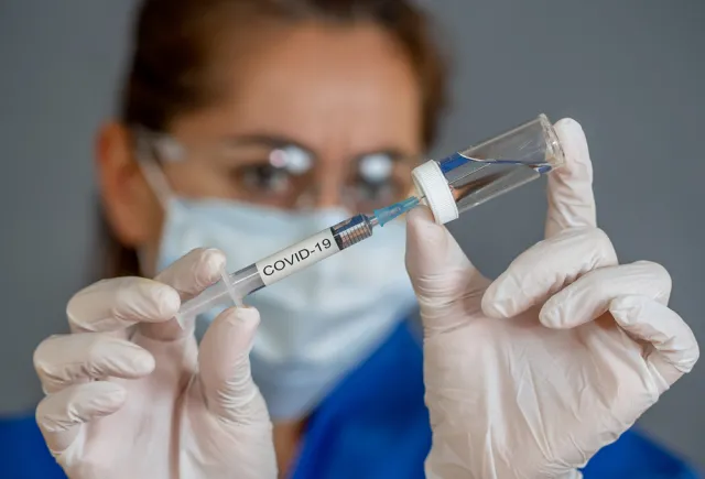 Czym grozi odwlekanie podawania drugiej dawki szczepionki? Epidemiolog ostrzega