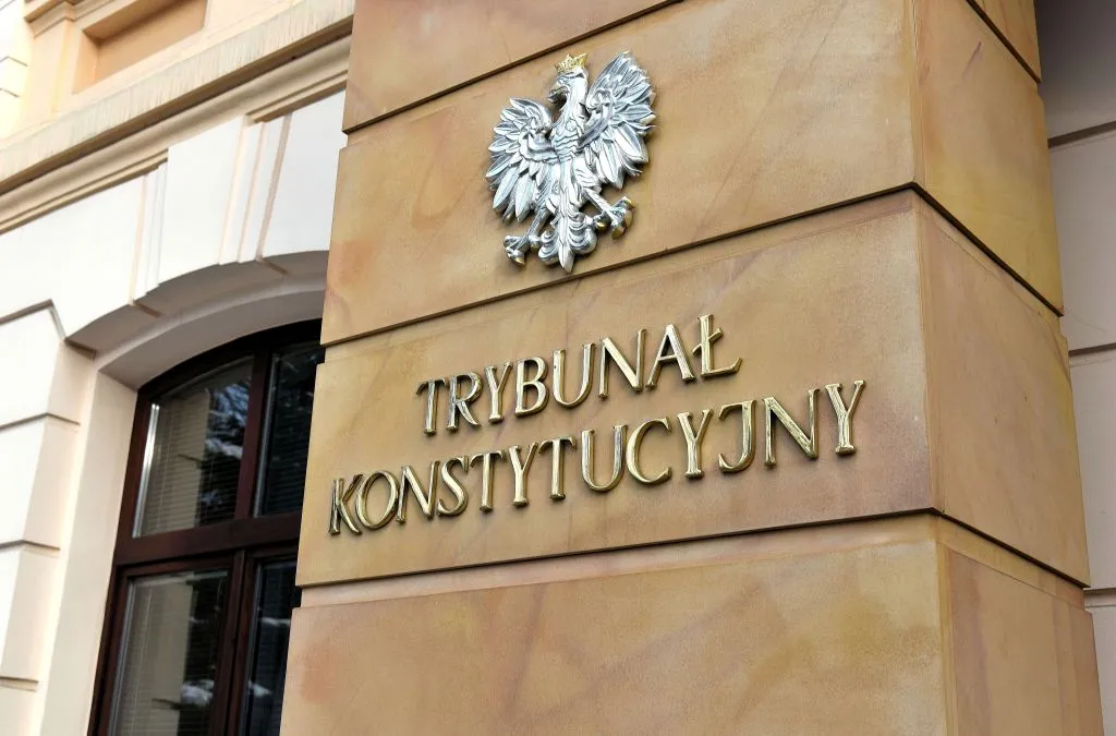Sąd pyta o "ustawę dezubekizacyjną". TK przełożył rozprawę