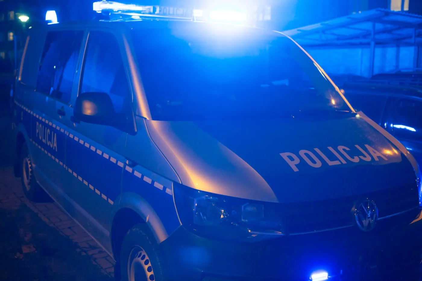 Tragedia w Warszawie. Samochód wpadł na chodnik, kobieta zginęła pod kołami