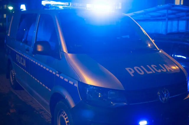 Tragedia w Warszawie. Samochód wpadł na chodnik, kobieta zginęła pod kołami
