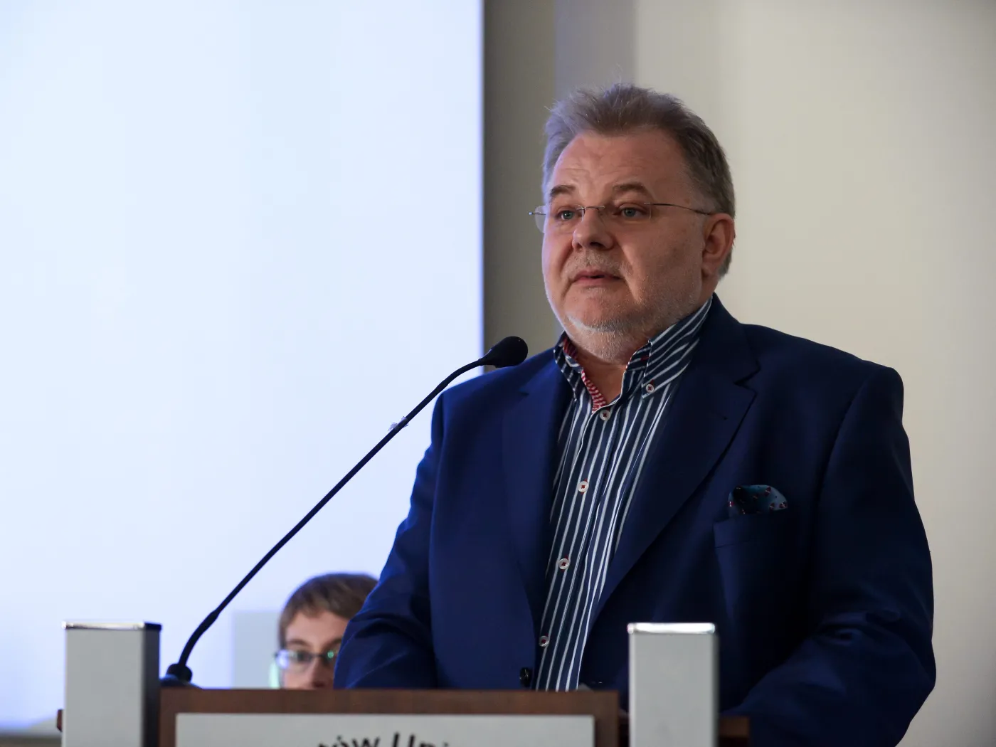 Prof. Izdebski: Coraz częściej to dziewczęta prowokują seks