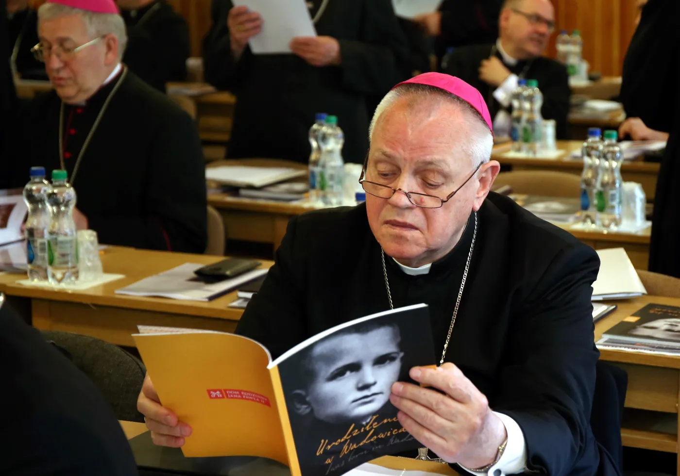 Bp legnicki złożył rezygnację. W tle zaniedbania ws. nadużyć seksualnych