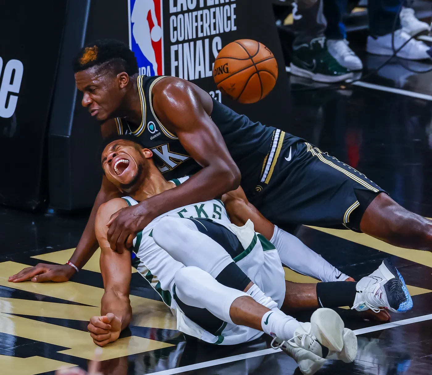 NBA: Bez kontuzjowanego Antetokounmpo "Kozły" wygrały z "Jastrzębiami"
