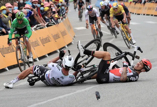 Zarzuty wobec kobiety, która spowodowała wypadek na Tour de France wycofane