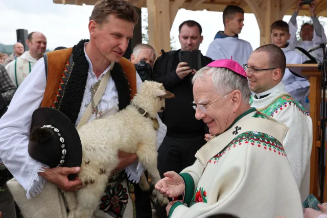 Abp Jędraszewski krytykuje deklarację PE. "Piętnuje Polaków jako homofobów"