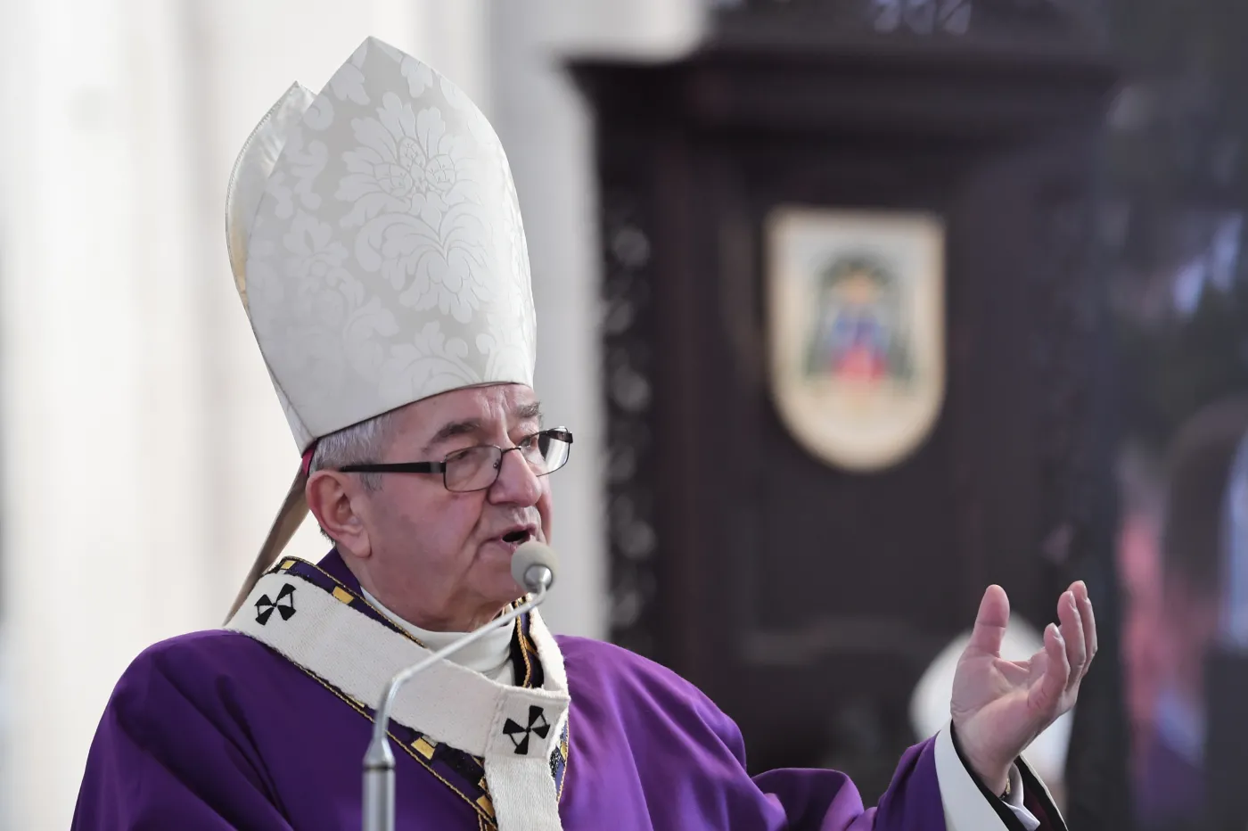 Arcybiskup Głódź sołtysem. Ks. Lemański: Zgrzytają zębami z zazdrości