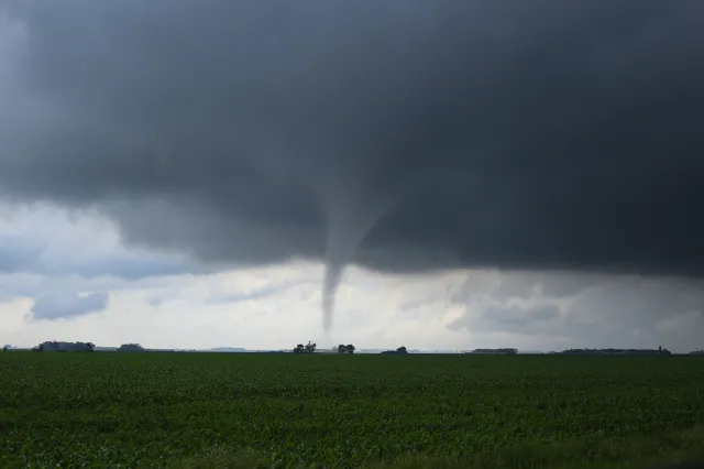 Burze z gradem do 5 cm i trąby powietrzne. PROGNOZA POGODY na weekend budzi grozę