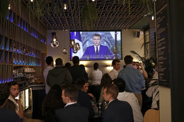 Orędzie Macrona. Niezaszczepieni nie wejdą do restauracji, obowiązkowe szczepienia medyków