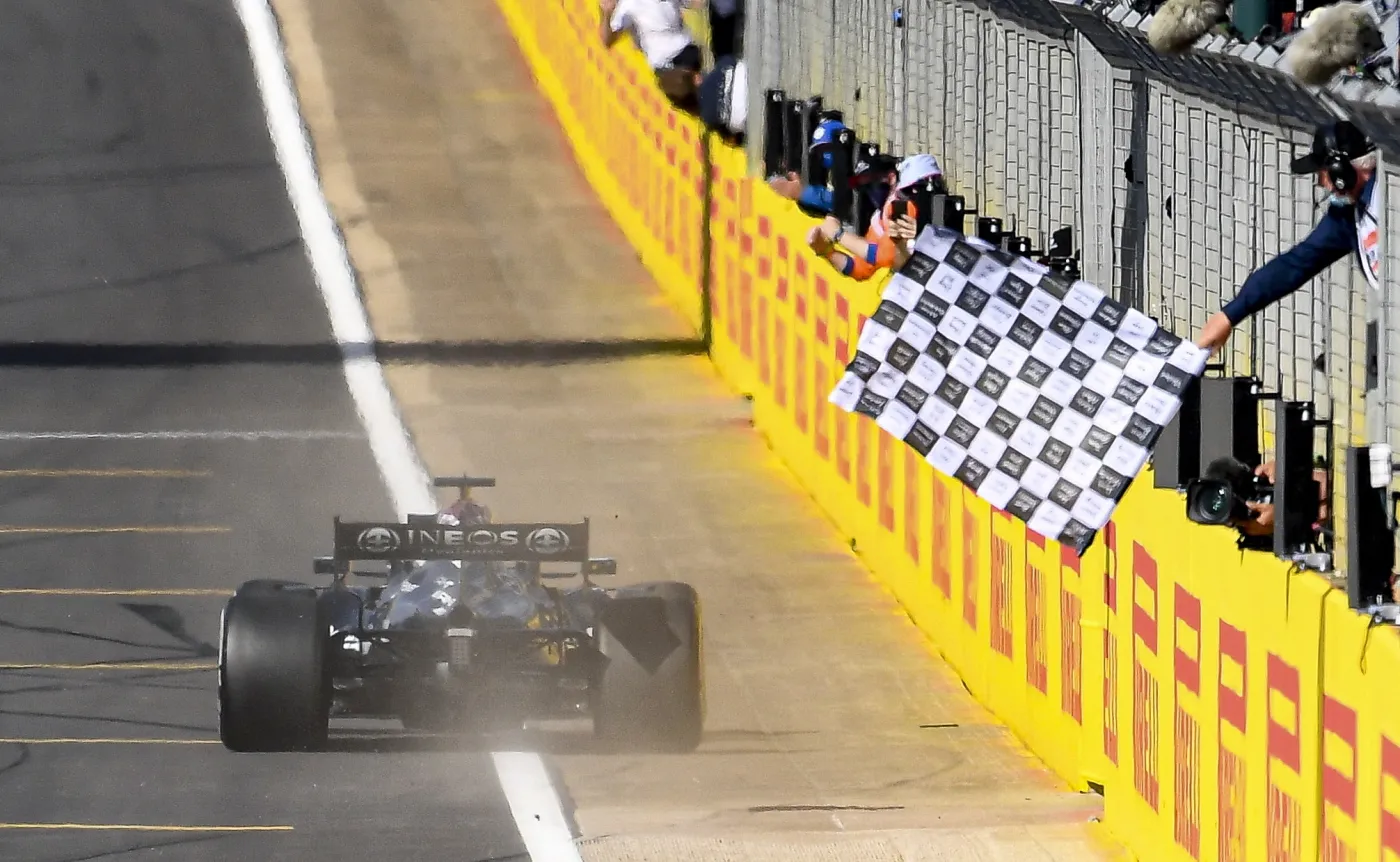 F1: Hamilton zepchnął rywala z toru, dostał karę, a i tak wygrał