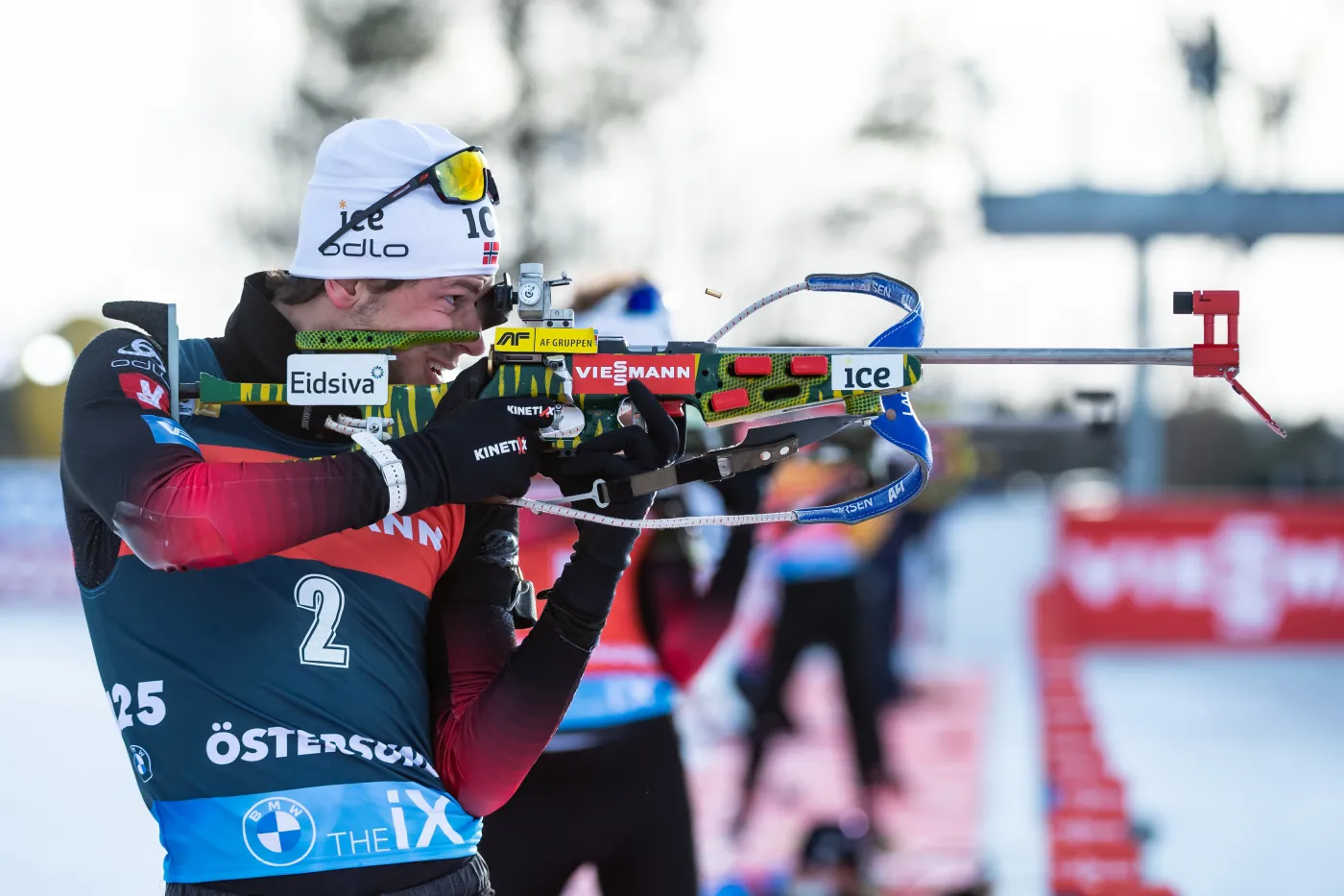 Mistrz świata w biathlonie nietypowym karabinem