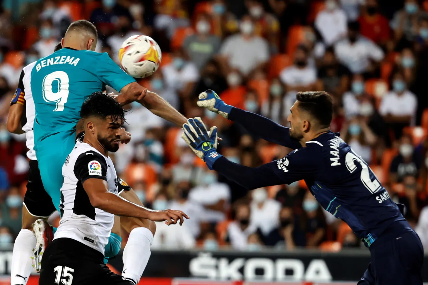 Real uciekł spod topora w Walencji. Benzema bohaterem "Królewskich"