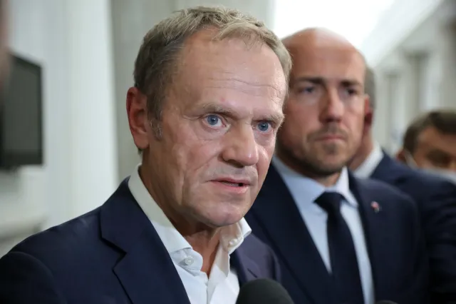 Tusk po posiedzeniu klubu KO: Zamiast wielkiego muru będzie wielki wał