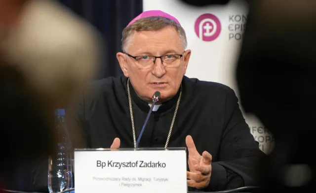 Bp Zadarko o migrantach: Rządzący używają narracji niechęci, budują w społeczeństwie ogólną niechęć