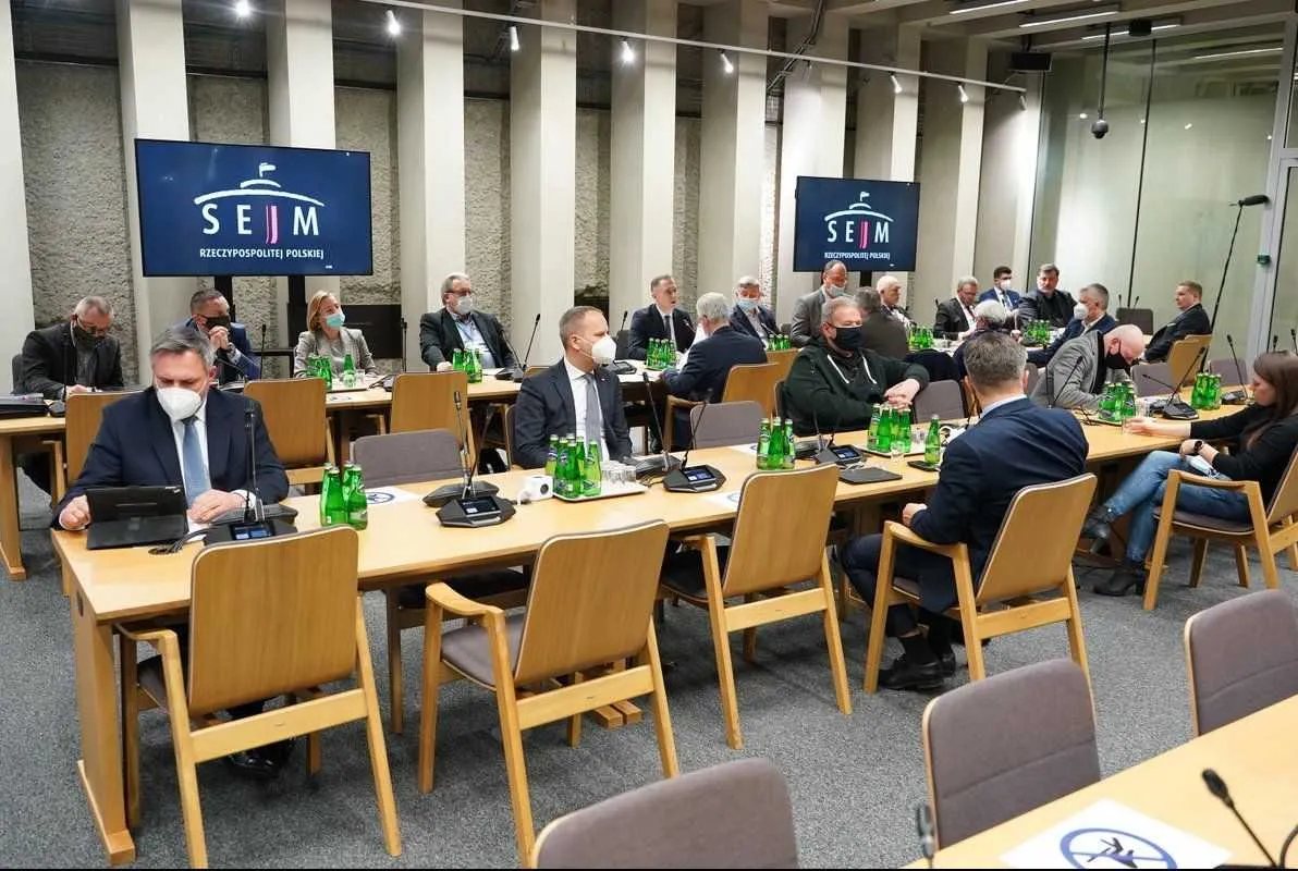Przerwana komisja obrony. Wniosek do prezydium Sejmu i zapewnienie: Dostosuję się