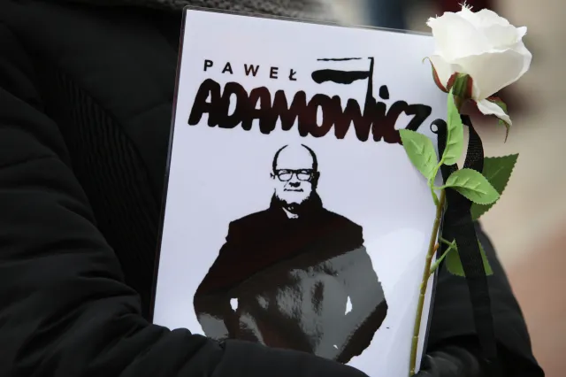 Burza po dokumencie o Adamowiczu. "Szczujnia TVP nie ustaje"