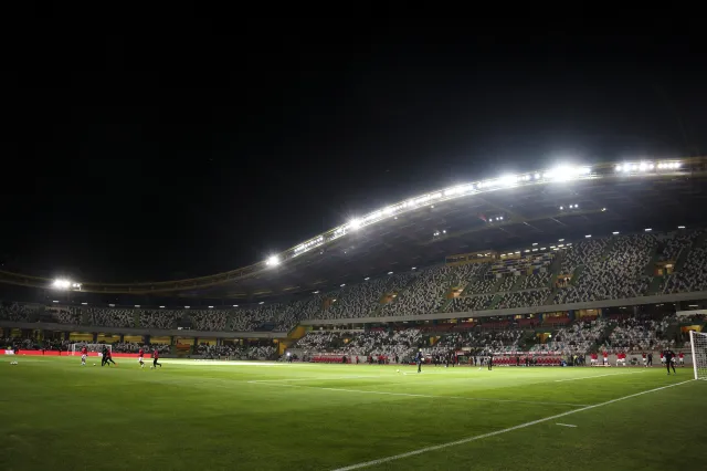 Uchodźcy z Ukrainy zamieszkali na stadionie wybudowanym przed Euro